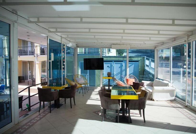 استودیو استاندارد با چشم‌انداز استخر, Spa Resort Bečići