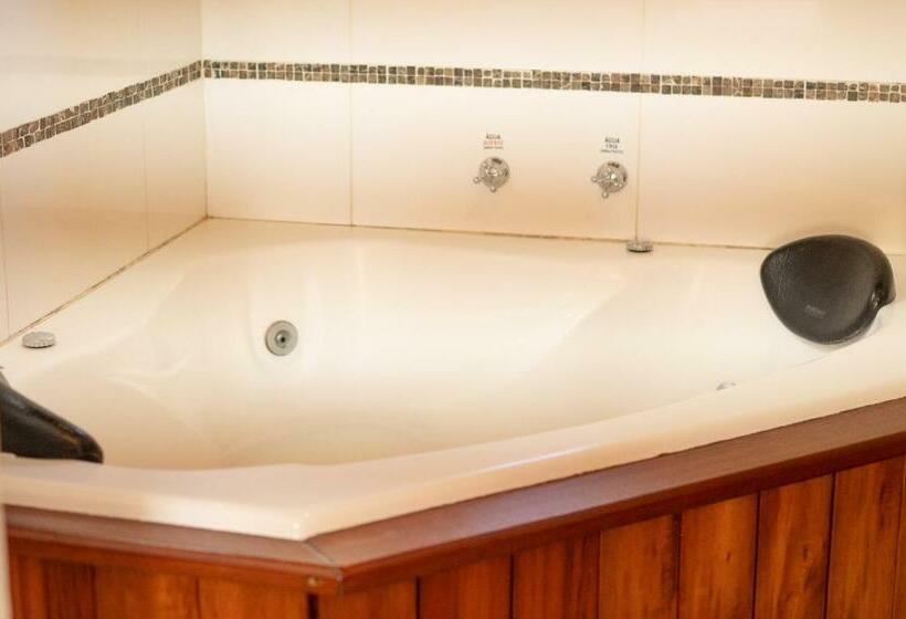 Quarto Superior com Hidromassagem, Pousada Suiça Mineira Centro