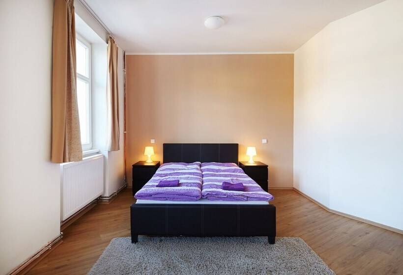 إستوديو قياسى, Hostel Foster