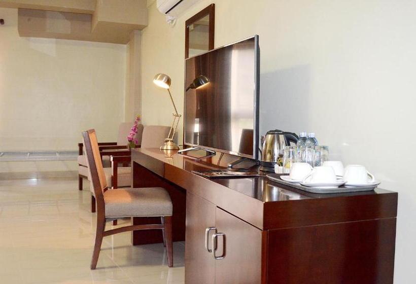 Family Room, Hillside Plaza