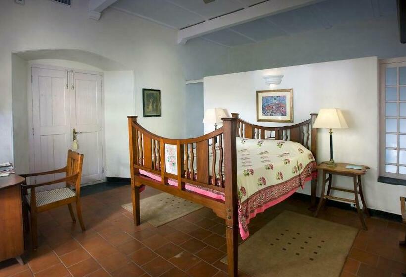 Camera Standard, Neemrana S  Tower House