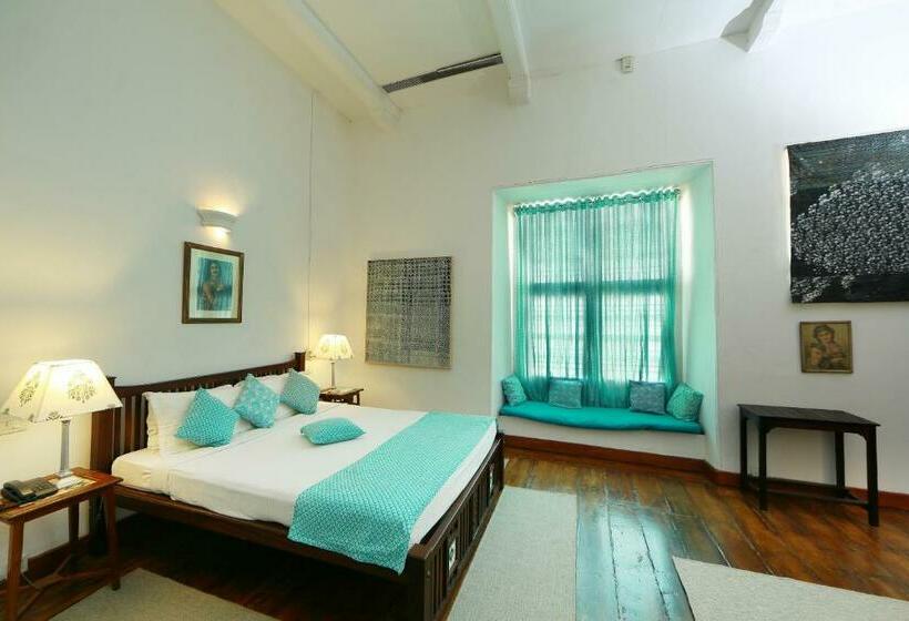 Camera Standard, Neemrana S  Tower House