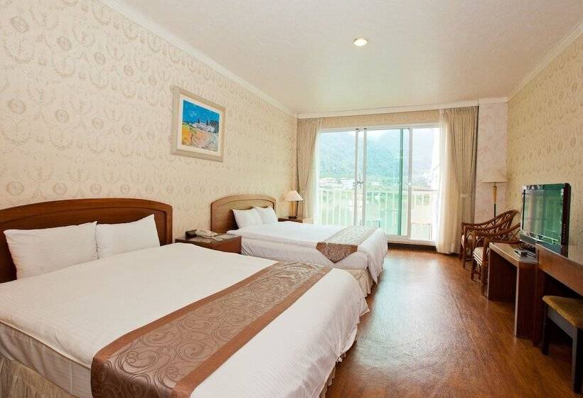 اتاق استاندارد چهار تخته, Lakeside Resort