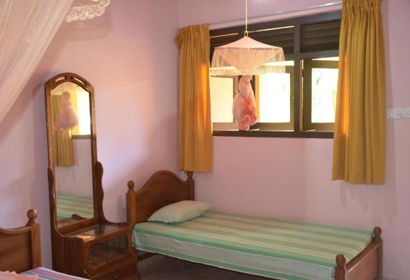اتاق استاندارد سه تخته با چشم‌انداز باغ, Sunny Lanka Guest House