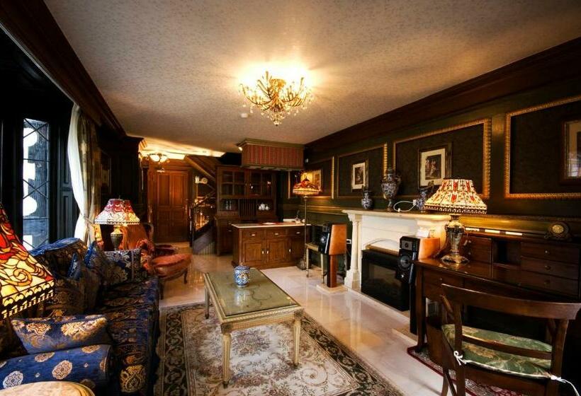 اتاق لوکس, The Old England Manor