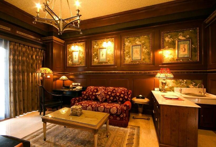 اتاق لوکس چهار تخته, The Old England Manor