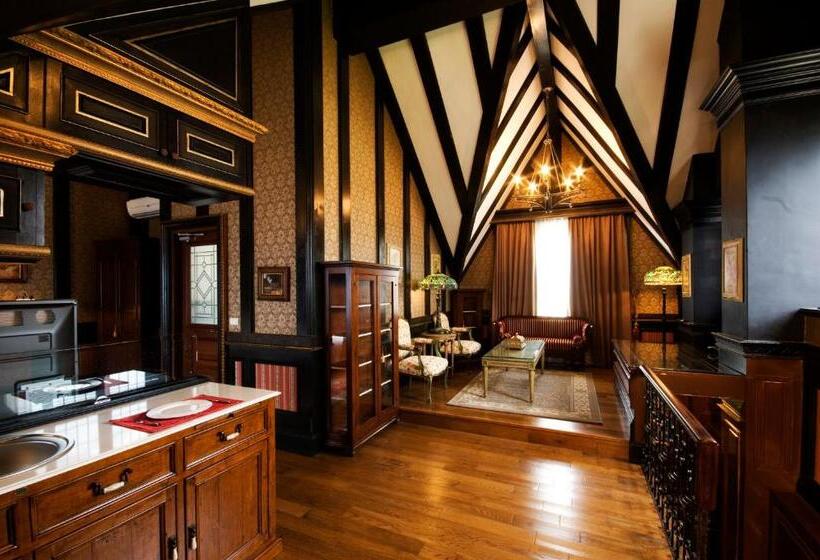 اتاق پریمیوم چهارنفره, The Old England Manor