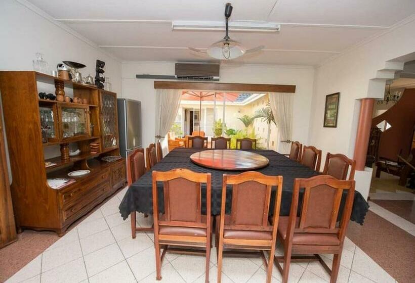 اتاق استاندارد چهار تخته, Room In Villa   Zambezi Family Lodge   Leopard Room