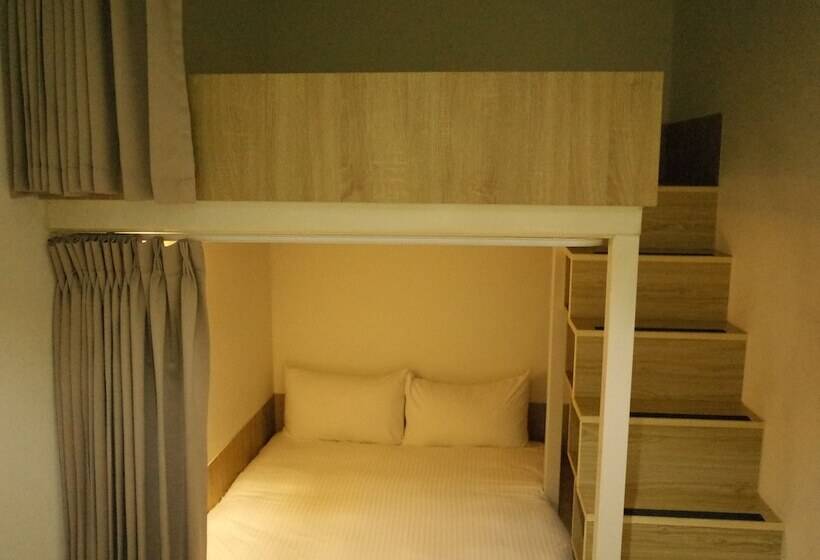 اتاق استاندارد چهارنفره با سرویس بهداشتی مشترک, Paper Plane Hostel