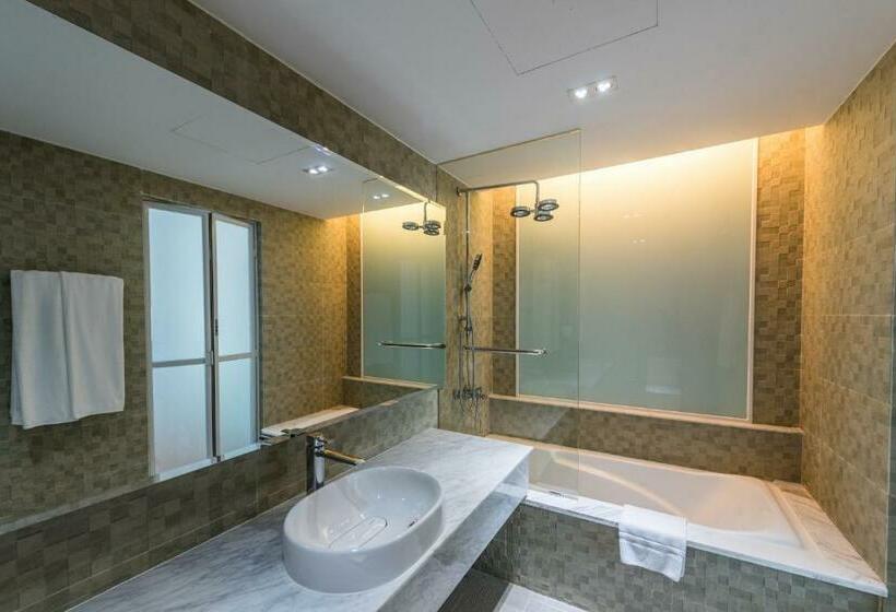 Люкс 2 Спальни, Naki Suites @ Silvertown