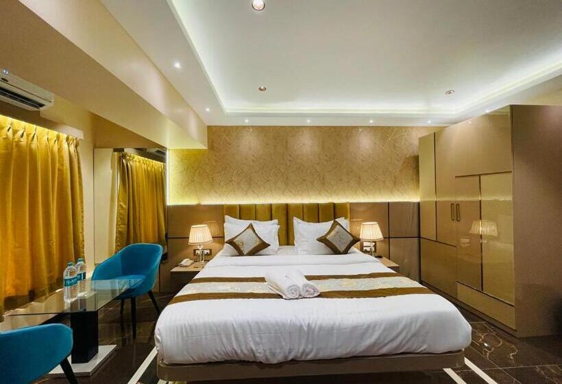 سوییت لوکس, Home2 Renaissance Club