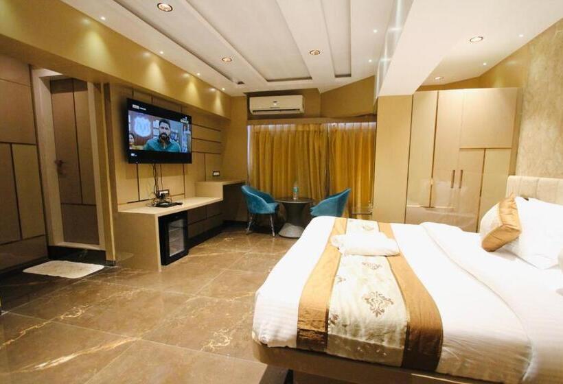 سوییت لوکس, Home2 Renaissance Club