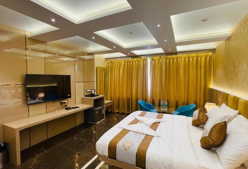 سوییت لوکس, Home2 Renaissance Club