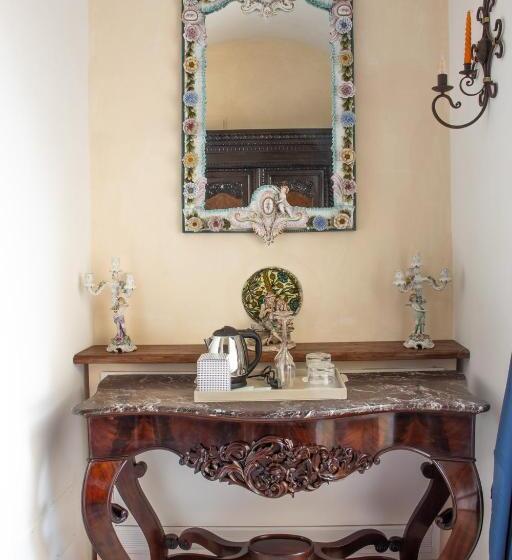 اتاق لوکس با تخت بزرگ, Villa Barluzzi