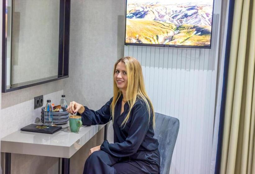 اتاق لوکس با بالکن, Dem Premium Hotel   Round Trip Airport Service   Istanbul International Airport