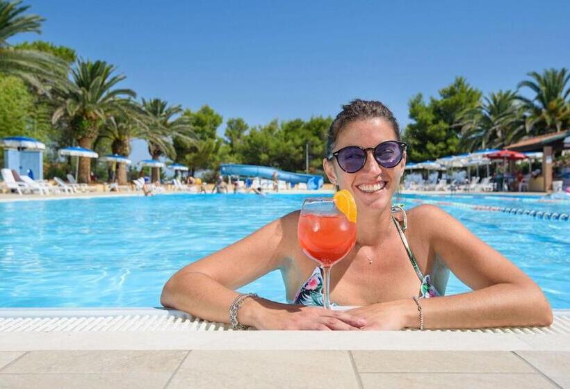 דירת חדר, Isa Appartament Plus 4 Beds, Air Conditioning And Private Outdoor Area In Village With 6 Swimming Po