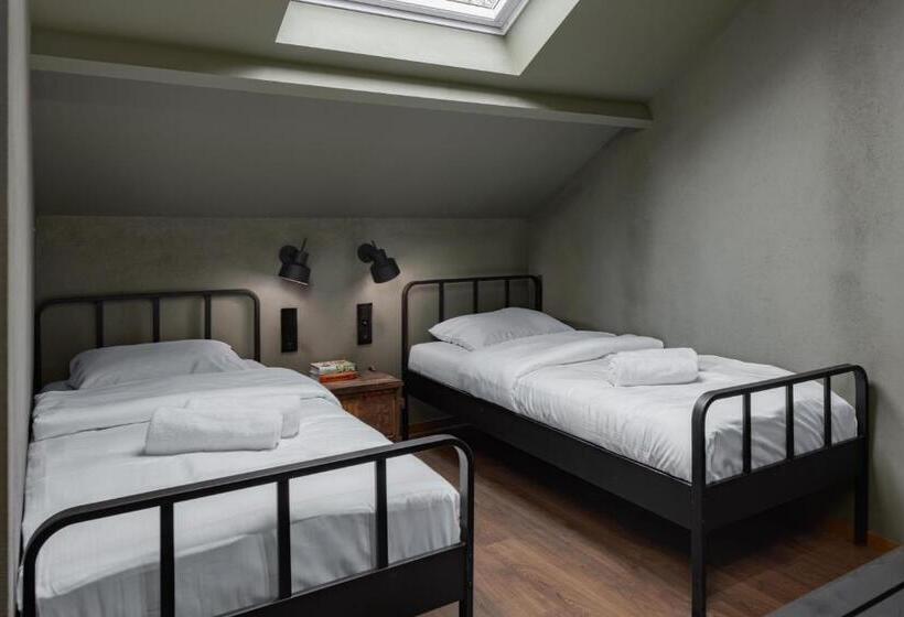Четырехместный Номер Стандарт, Hillview Hotel Grandvoir