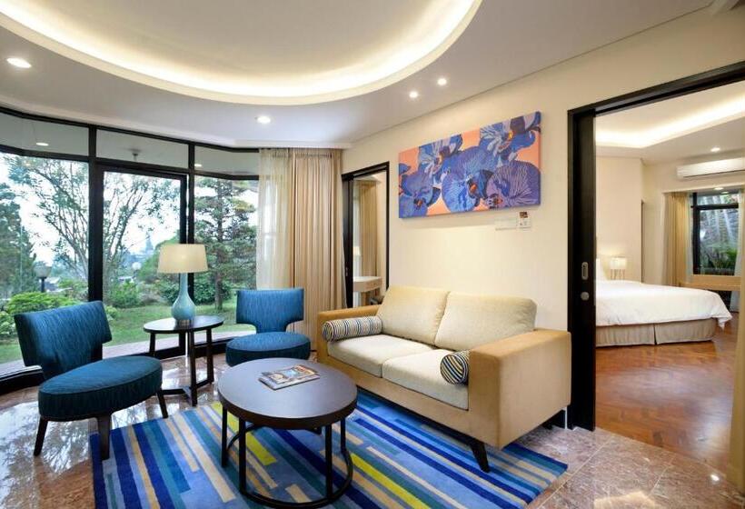 Люкс с Террасой, Surya Hotel & Cottages Prigen