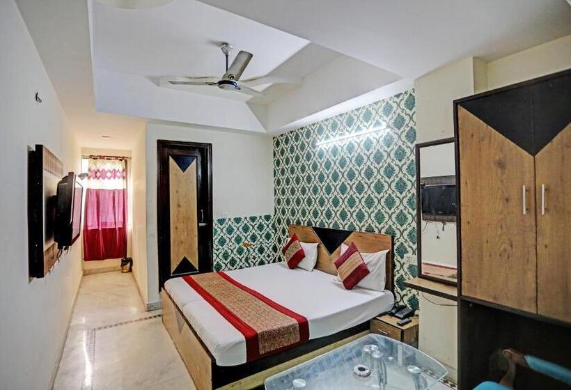 اتاق سوپریور, Anand Near Karol Bagh Metro Station