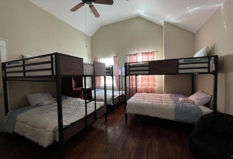 디럭스 4인 룸, Mycrib Houston Hostel