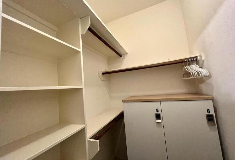 디럭스 4인 룸, Mycrib Houston Hostel