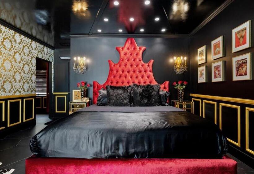 Suite Deluxe Lit King Size, The Playmate Suite  Sophisticated Tribute To Hugh S Girls