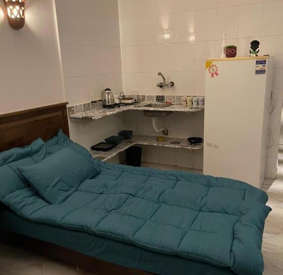 غرفة قياسية ثلاثية, Light House Camp