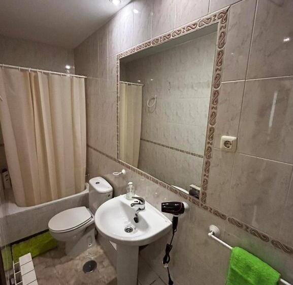 اتاق استاندارد با سرویس بهداشتی مشترک, Habitaciones Figueroa