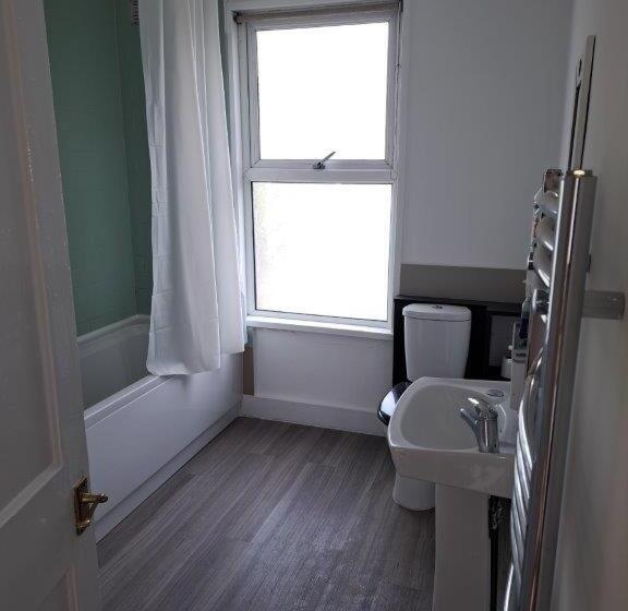 Номер Стандарт Вид на Сад, Double Room Near London Seven Kings Train Station