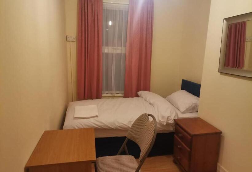 Одноместный Номер Вид на Сад, Double Room Near London Seven Kings Train Station