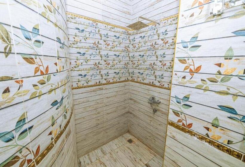 سوییت لوکس, White Pyramids Inn