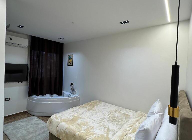 سوییت لوکس, White Pyramids Inn