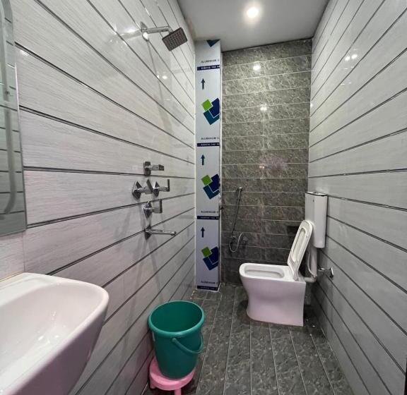 Camera Tripla Standard, Baba Vishwanath Residency