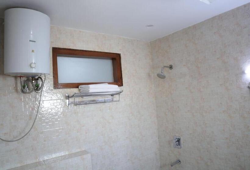 اتاق لوکس با بالکن, The Sandalwood Hotel I Sec 38 I Near Medanta Medicity Gurgaon