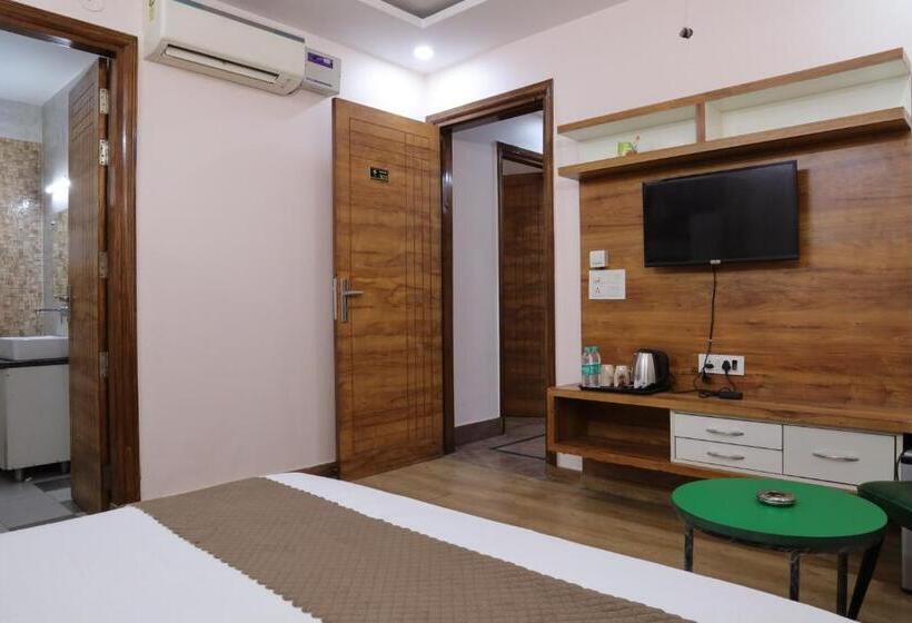 اتاق لوکس, The Sandalwood Hotel I Sec 38 I Near Medanta Medicity Gurgaon