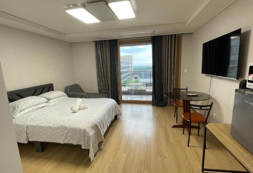 스탠다드 발코니 스튜디오, Spacious Luxury Condo W/ Kitchen Beside Hilton Clark D’heights