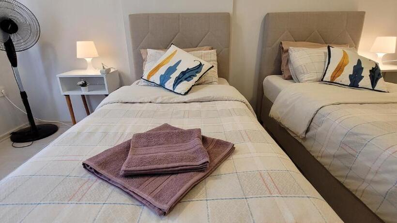 스탠다드 룸 공동 욕실, Rooms In The Heart Of Sisli   1 Min To Metro   Shared Bathroom And Kitchen