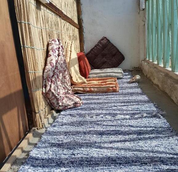 بانگلوی استاندارد با چشم‌انداز دریا, Michael S House