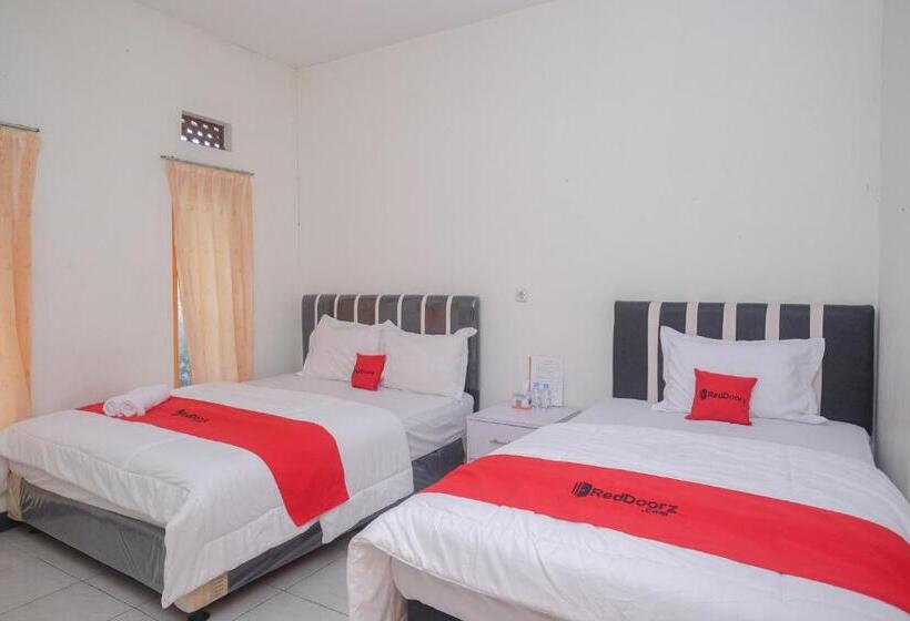 Семейный Номер, Reddoorz Syariah @ Jalan Dieng Wonosobo 2