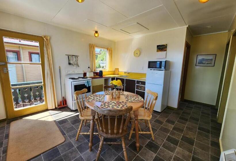Семейный Номер, Manapouri Holiday Park