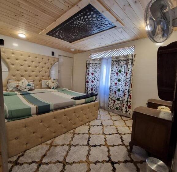 اتاق استاندارد با چشم‌انداز دریاچه, Neelam & Lady Of Group Of Houseboats