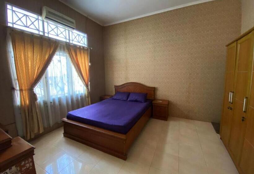 Номер Deluxe, Oyo 93292 Raudhatul Husna Homestay Syariah