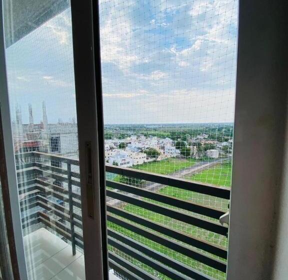 Люкс с Балконом, Fortune Penthouse 11th Floor With Sky Orbit Swimming Pool And Gym