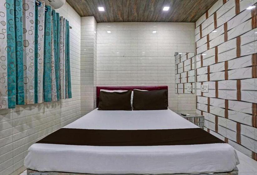 חדר קלאסי לשלושה, Taj Lodging