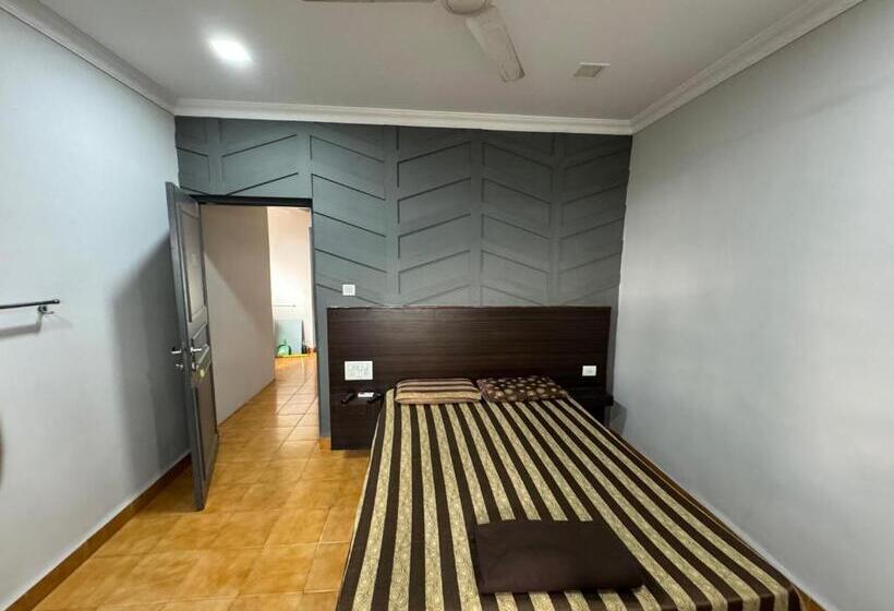 Номер Стандарт, Frankies Holiday Inn
