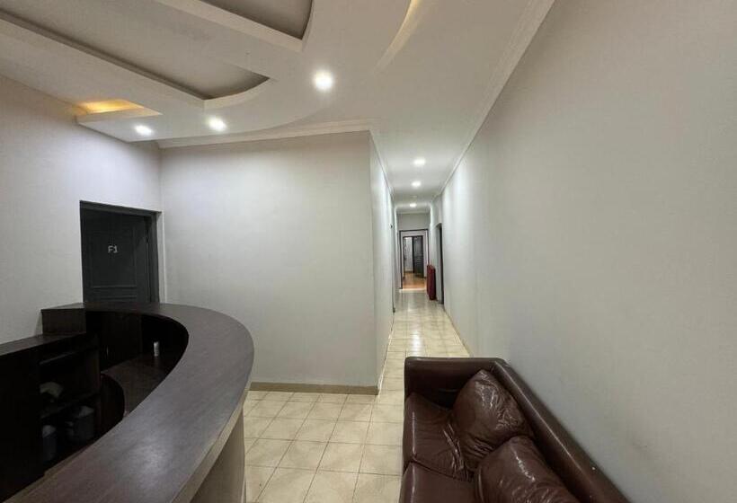 标准三人间, Frankies Holiday Inn