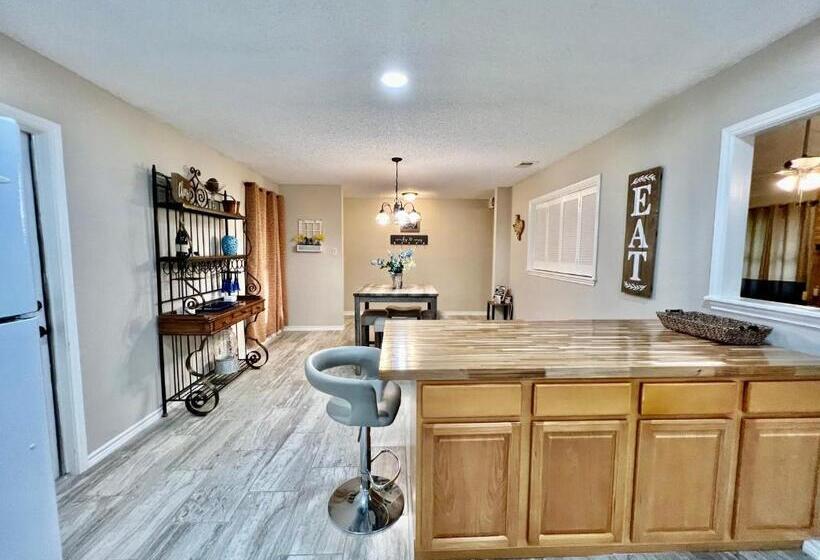 패밀리 룸, San Antonio Tx  3br Fully Furnished Corporate Home