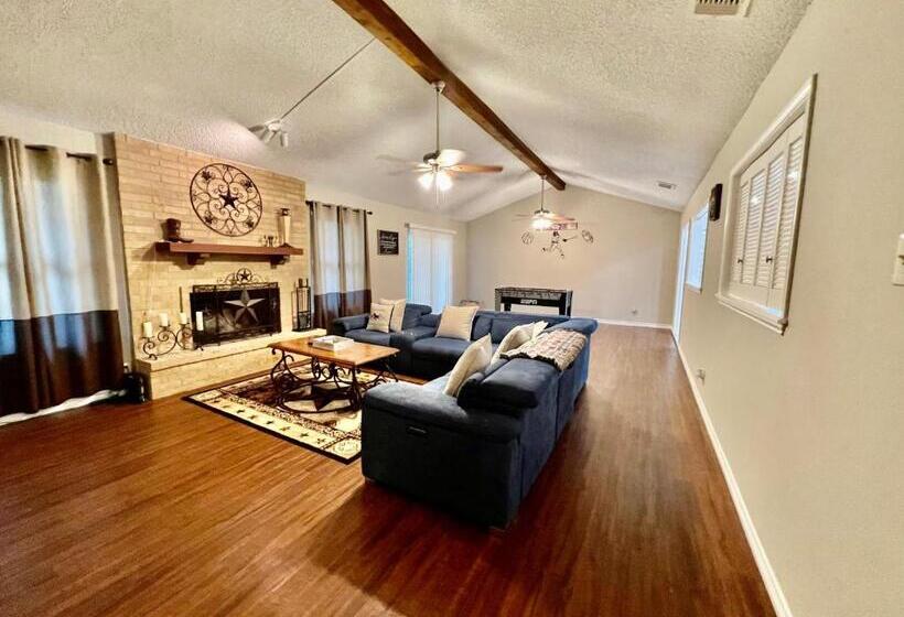 패밀리 룸, San Antonio Tx  3br Fully Furnished Corporate Home