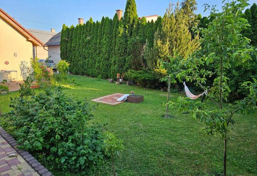 Трехместный Номер Стандарт Вид на Сад, Czech Paradise Family Guest House With Breakfast & Garden