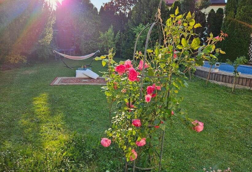 Трехместный Номер Стандарт Вид на Сад, Czech Paradise Family Guest House With Breakfast & Garden